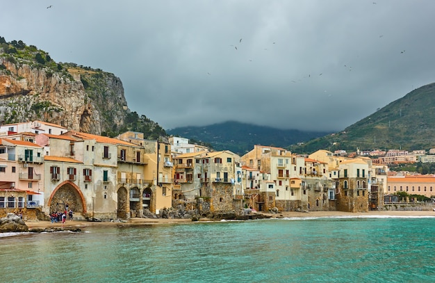 Kolorowe stare domy nad morzem w Cefal na Sycylii, Włochy