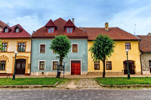 Zdjęcie kolorowe stare domy w kezmaroku w ciągu dnia na słowacji