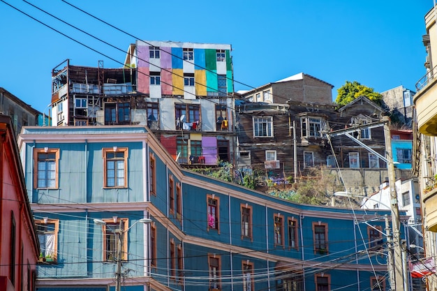 Zdjęcie kolorowe stare domy w valparaiso w chile