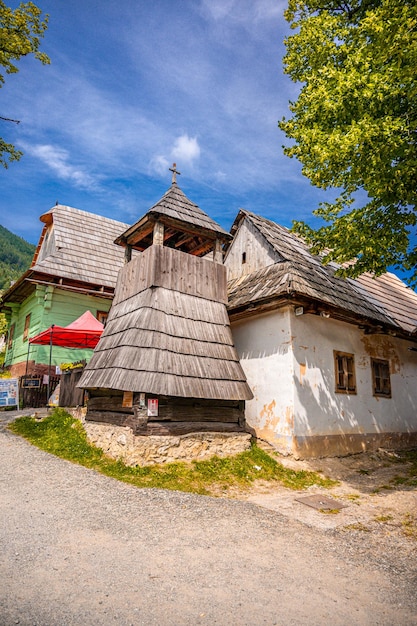 Kolorowe stare drewniane domy w dziedzictwie Vlkolinec Unesco Górska wioska z architekturą ludową Vlkolinec ruzomberok liptov słowacja