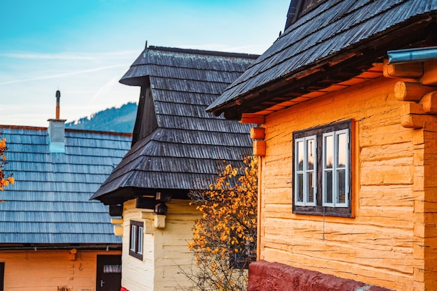 Kolorowe stare drewniane domy w dziedzictwie Vlkolinec Unesco Górska wioska z architekturą ludową Vlkolinec ruzomberok liptov słowacja