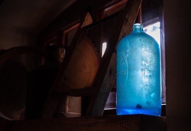 Kolorowe stare szklane butelki na parapecie