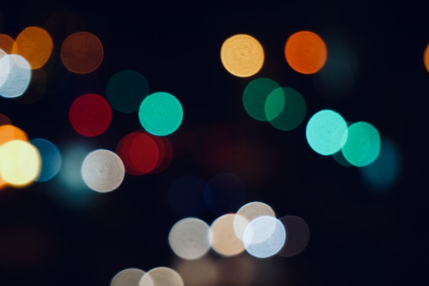 Zdjęcie kolorowe światła bokeg na ulicy w mieście nocą