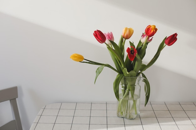 Kolorowe świeże Tulipany Na Białym Tle Walentynki 8 Marca Wiosna Tła