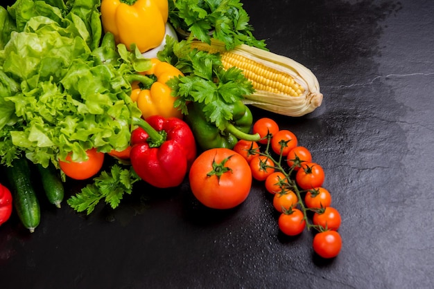 Kolorowe świeżych organicznych warzyw i sałatki do gotowania diety i zdrowej żywności. Róg obfitości jesiennych zbiorów.