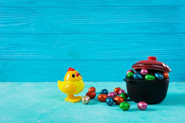 Zdjęcie kolorowe tło czekoladowych jaj wielkanocnych pyszne czekoladowe jaja