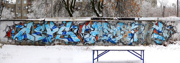 Kolorowe tło graffiti z jasnymi konturami aerozolu na ścianie starej szkoły