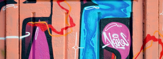 Kolorowe tło graffiti z jasnymi konturami aerozolu na ścianie starej szkoły