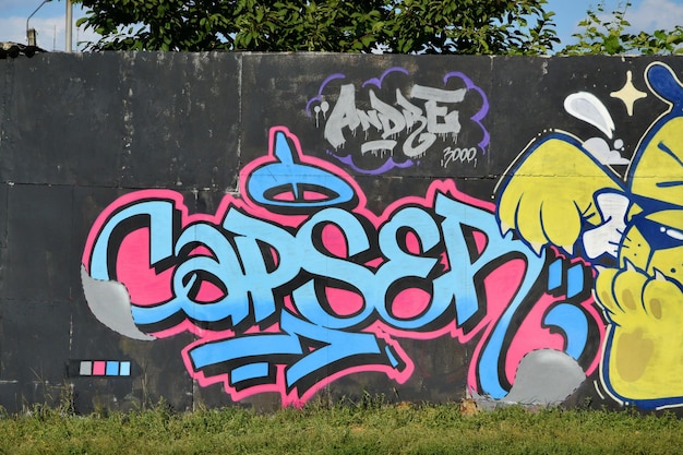 Kolorowe tło grafiki malarstwa graffiti z jasnymi paskami aerozolu na metalowej ścianie