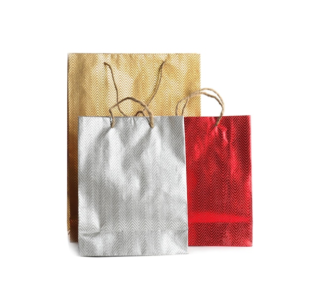 Kolorowe torby na zakupy papieru na białym Przestrzeń dla projektu