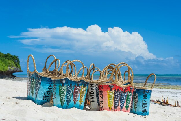 Kolorowe Torby Wiklinowe Kobiety W Typowym Stylu Zanzibaru Na Białej, Piaszczystej Plaży W Pobliżu Turkusowego Oceanu Wyspy Zanzibar, Tanzania, Afryka Wschodnia, Z Bliska