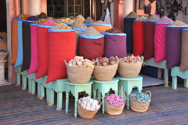 Zdjęcie kolorowe torebki ziół i przypraw, kosze marokańskich kosmetyków i mydła w małym sklepie w marakeszu