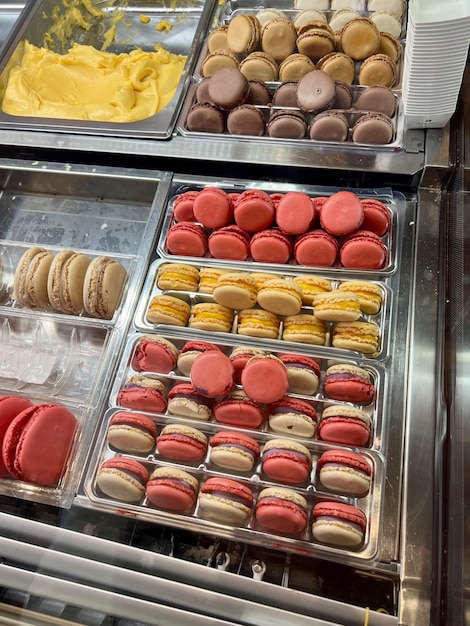 Kolorowe Tradycyjne Francuskie Macarons W Sklepie