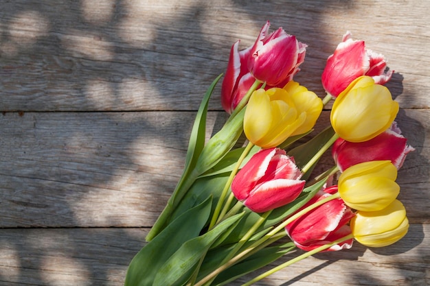 Kolorowe tulipany na stole ogrodowym