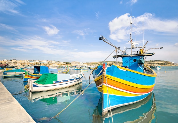 Kolorowe Typowe łodzie W Marsaxlokk