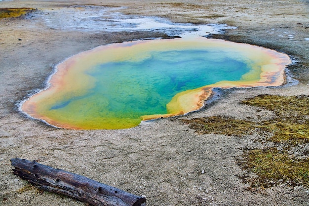 Zdjęcie kolorowe warstwy basenów yellowstone w niecce