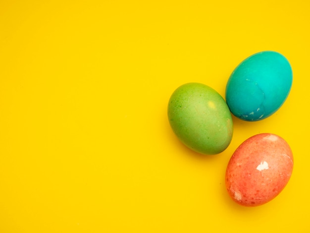 Kolorowe Wielkanocne Jajka Na żółtym Tle