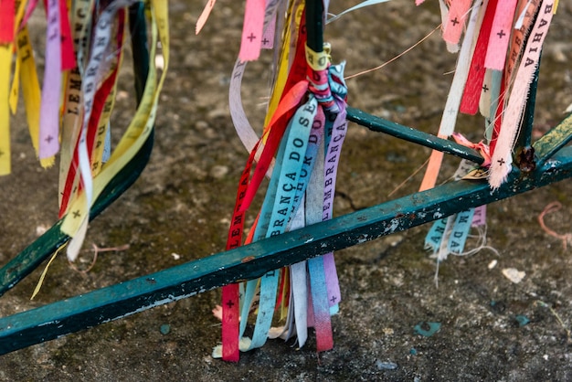 Zdjęcie kolorowe wstążki senhor do bonfim przywiązane do żelaznej bramy w pelourinho