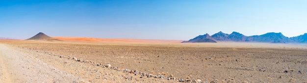 Kolorowe Wydmy I Malowniczy Krajobraz Na Pustyni Namib, Park Narodowy Naukbuft Namib.