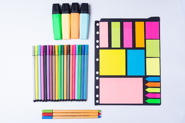 Kolorowe zakreślacze, długopis, markery, kolorowy lepki i czysty papier do pracy lub nauki