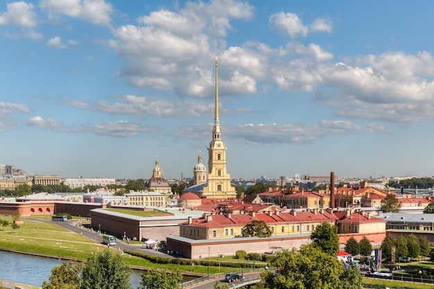 Kolorowe zdjęcie twierdzy Piotra i Pawła w Sankt Petersburgu Błękitne pochmurne niebo Skopiuj miejsce
