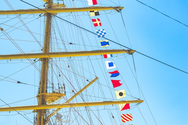 Zdjęcie kolorowe żeglarskie flagi pływające na wietrze