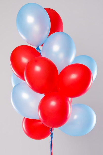 Kolorowi balony odizolowywający na popielatym