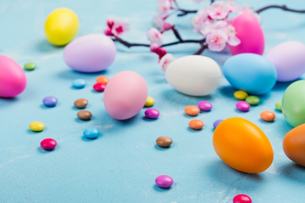 Kolorowi dekoracyjni jajka na wiośnie
