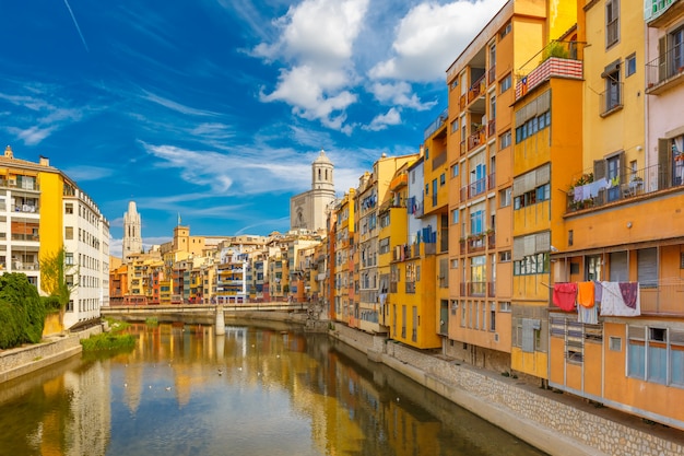 Kolorowi domy w Girona, Catalonia, Hiszpania