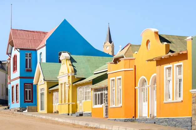 Kolorowi domy w Luderitz - architektury pojęcie z antycznym niemiec stylu miasteczkiem w południowym Namibia