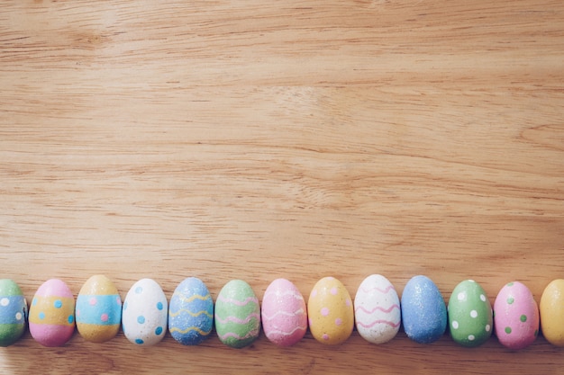 Kolorowi Easter jajka na drewnianym stole
