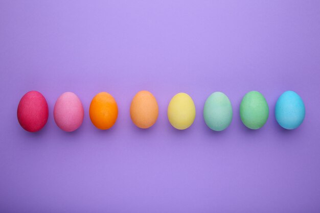 Kolorowi Easter jajka na purpurowym, pastelowym