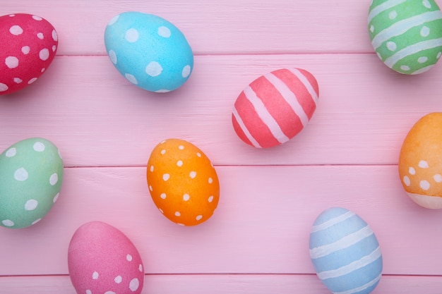 Kolorowi Easter jajka na różowy drewnianym