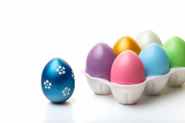 Zdjęcie kolorowi easter jajka odizolowywający na białym tle. wielkanocna koncepcja. ścieśniać.