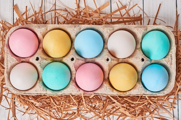 Kolorowi Easter jajka w papierowej tacy