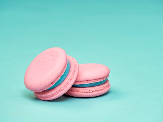 Kolorowi macarons na błękitnym tle