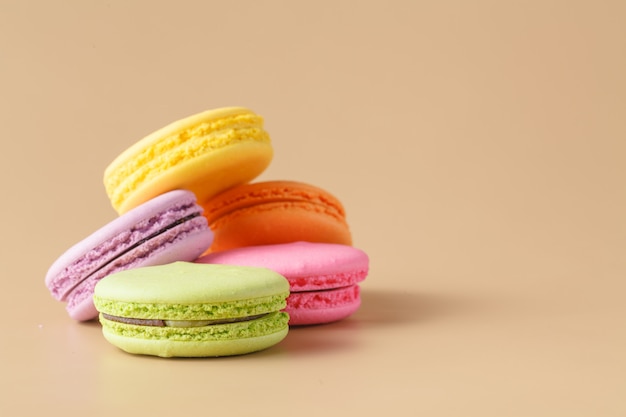 Kolorowi Macaroons Na Beżowym Tle