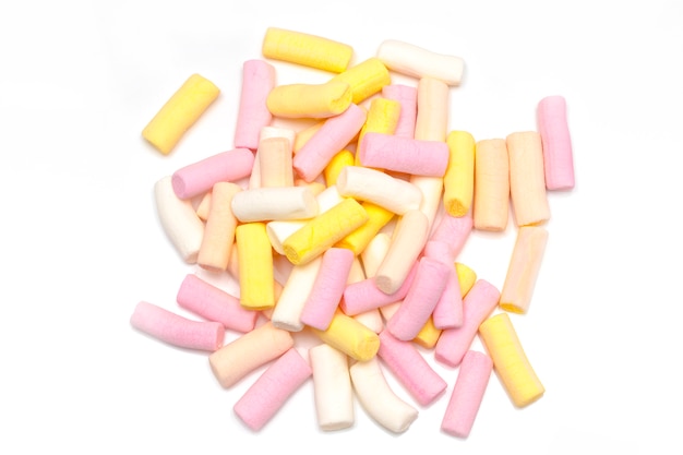Kolorowi marshmallows odizolowywający na białym tle