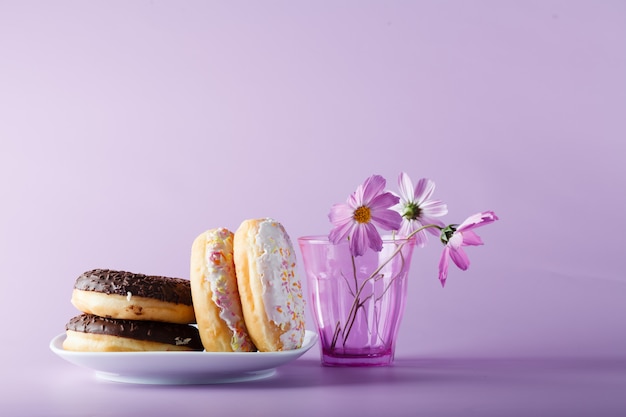 Kolorowi pączki na fiołkowym tle