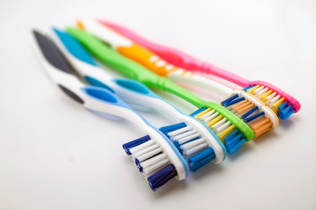 Kolorowi Toothbrushes Na Białym Tle Z Kopii Przestrzenią. Makro Z Płytkich Dof.