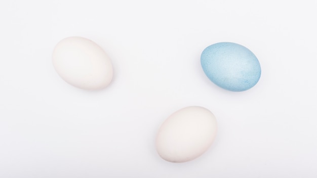 Kolorowi Wielkanocni jajka na białym stole