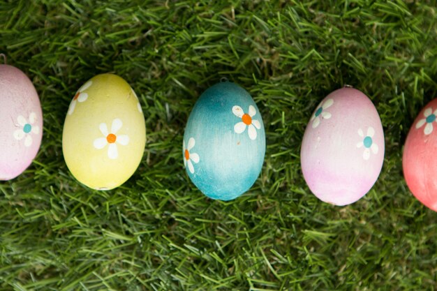 Kolorowi Wielkanocni jajka na trawie