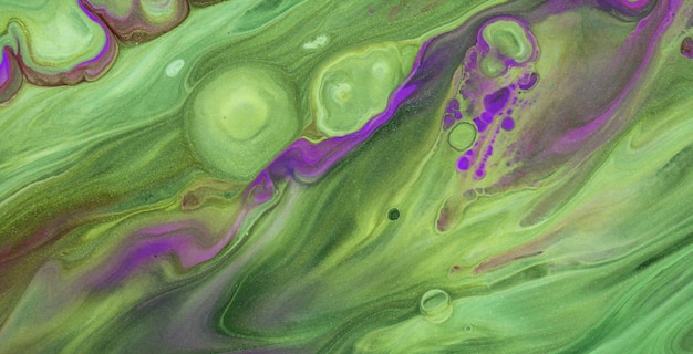 Kolorowy abstrakcyjny obraz z zielonymi i fioletowymi zawijasami oraz napisem „zielony”.