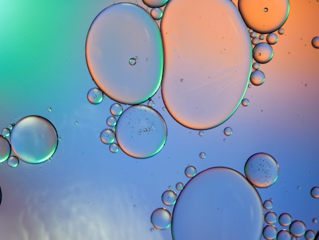 Zdjęcie kolorowy artystyczny kropli oleju unoszące się na wodzie