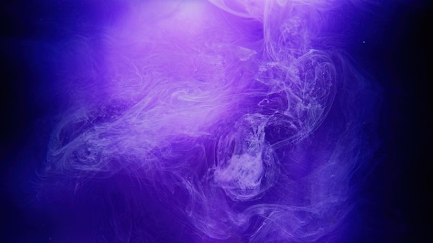 Kolorowy atrament w chmurze mgły unoszący się w wodzie neonowy niebieski
