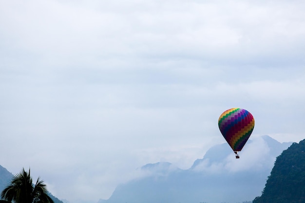 Kolorowy balon na gorące powietrze latający na niebie