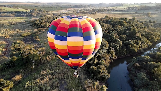 Zdjęcie kolorowy balon na gorące powietrze w krajobrazie wiejskim