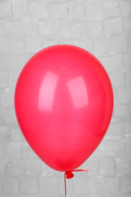 Kolorowy balon na szarym tle ściany