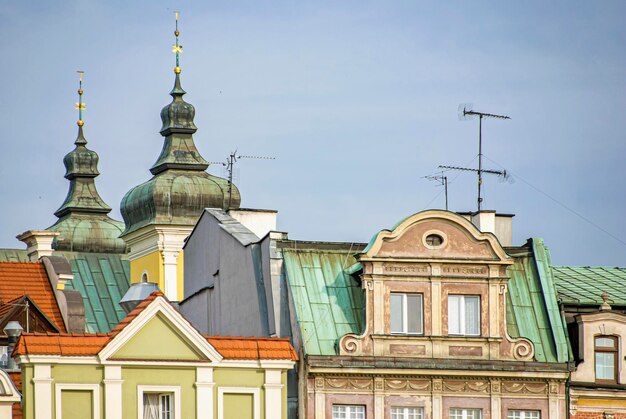 Kolorowy budynek zabytkowego starego miasta w Poznaniu