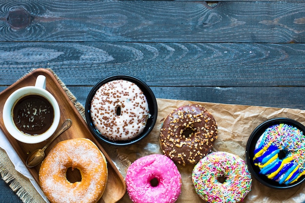 Kolorowy Donuts śniadaniowy skład z laptopem i kawowym kubkiem